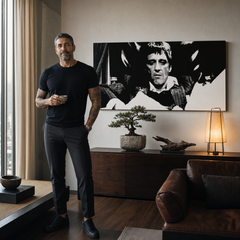 Tablou POP ART pictat manual Scarface 1 parte smk – tablou într-un interior modern masculin, vizualizare lifestyle. Culori dominante: negru, alb, gri.