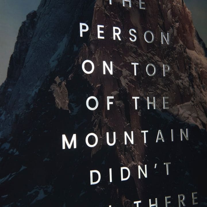 Modern tablou pe pânză cu motivul munte, zăpadă în alb-gri nuanțe | Poster de perete s EXTRA efektom - Peak Motivation – produs, vedere 3