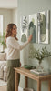 Tablou canvas - Green embrace. Decor modern de perete, tablou pe pânză pentru sufragerie, o femeie admiră opera într-un interior stilat luminos. Papilora (XOBWSFM018E3).