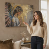 Tablouri de îngeri Heavenly Joy – finisată de mâna artistului. Tablou premium pictat cu acrilic, decor modern de perete pentru sufragerie, o femeie admiră opera într-un interior stilat luminos. Papilora Premium Art (XOGMDPA157E1).