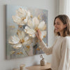 Lumea florilor pe pânză O încântare pentru simțurile tale. Decor modern de perete, tablou pe pânză pentru sufragerie, o femeie admiră opera într-un interior stilat luminos. Papilora (XOBMDFL022E1).