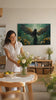 Tablouri cu îngeri Lumina speranței – finisată de mâna artistului. Tablou premium pictat cu acrilic, decor modern de perete pentru sufragerie, o femeie admiră opera într-un interior stilat luminos. Papilora Premium Art (XOGMDPA162E1).