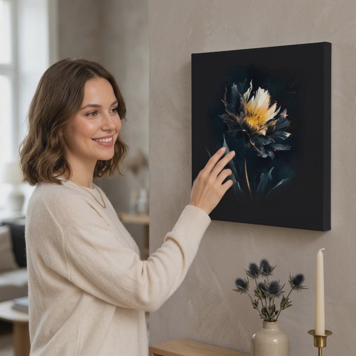 Decor de design pe panza Temptation întuneric 100x100 cm. Decor modern de perete, tablou pe pânză pentru sufragerie, o femeie admiră opera într-un interior stilat luminos. Papilora (XOBMDFL008E1).