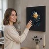 Decor de design pe panza Temptation întuneric 100x100 cm. Decor modern de perete, tablou pe pânză pentru sufragerie, o femeie admiră opera într-un interior stilat luminos. Papilora (XOBMDFL008E1).