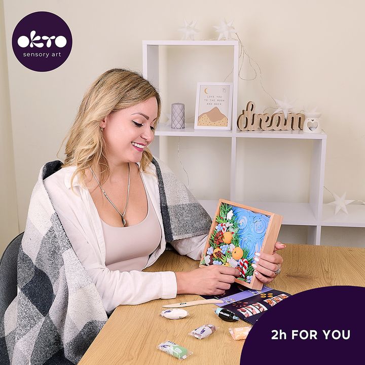 Modern tablou pe pânză în violet-verde nuanțe, atmosferă festivă, natură | OKTO de modelaj set v din lemn ramă 21 x 21 cm Radosť – produs, vedere 5