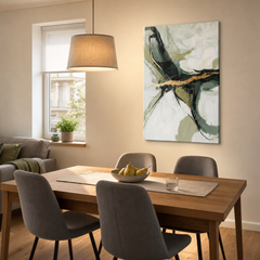 O pictură abstractă, cu nuanțe de verde și accente aurii, atârnă într-un interior modern, deasupra unei console din lemn cu o vază și o lumânare, Papilora.