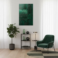 Tablou abstract verde smarald într-o sufragerie luminoasă, deasupra raftului