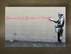 Clasic tablou pe pânză cu motivul Street ART – Banksy, bărbat în costum, peisaj, mare și plajă în violet-albastru nuanțe, atmosferă contemplativă – principală