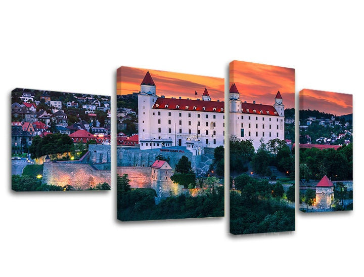 Clasic tablou pe pânză cu motivul SLOVACIA, castel, apus de soare, copaci, peisaj în alb-albastru nuanțe, atmosferă liniștită, execuție multi-panou – principală