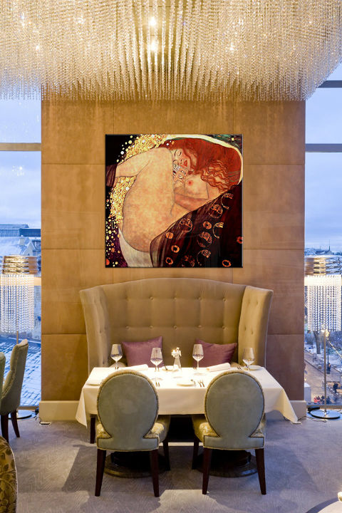 Geometric tablou pe pânză cu motivul DANAE – Gustav Klimt, motiv religios în auriu nuanțe agățat în interiorul restaurant, atmosferă romantică – interior