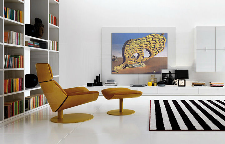 Vintage tablou pe pânză cu motivul MOJA MATKA – Salvador Dalí, peisaj, natură, animal în albastru-auriu nuanțe agățat în interiorul sufragerie – interior