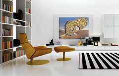 Vintage tablou pe pânză cu motivul MOJA MATKA – Salvador Dalí, peisaj, natură, animal în albastru-auriu nuanțe agățat în interiorul sufragerie – interior