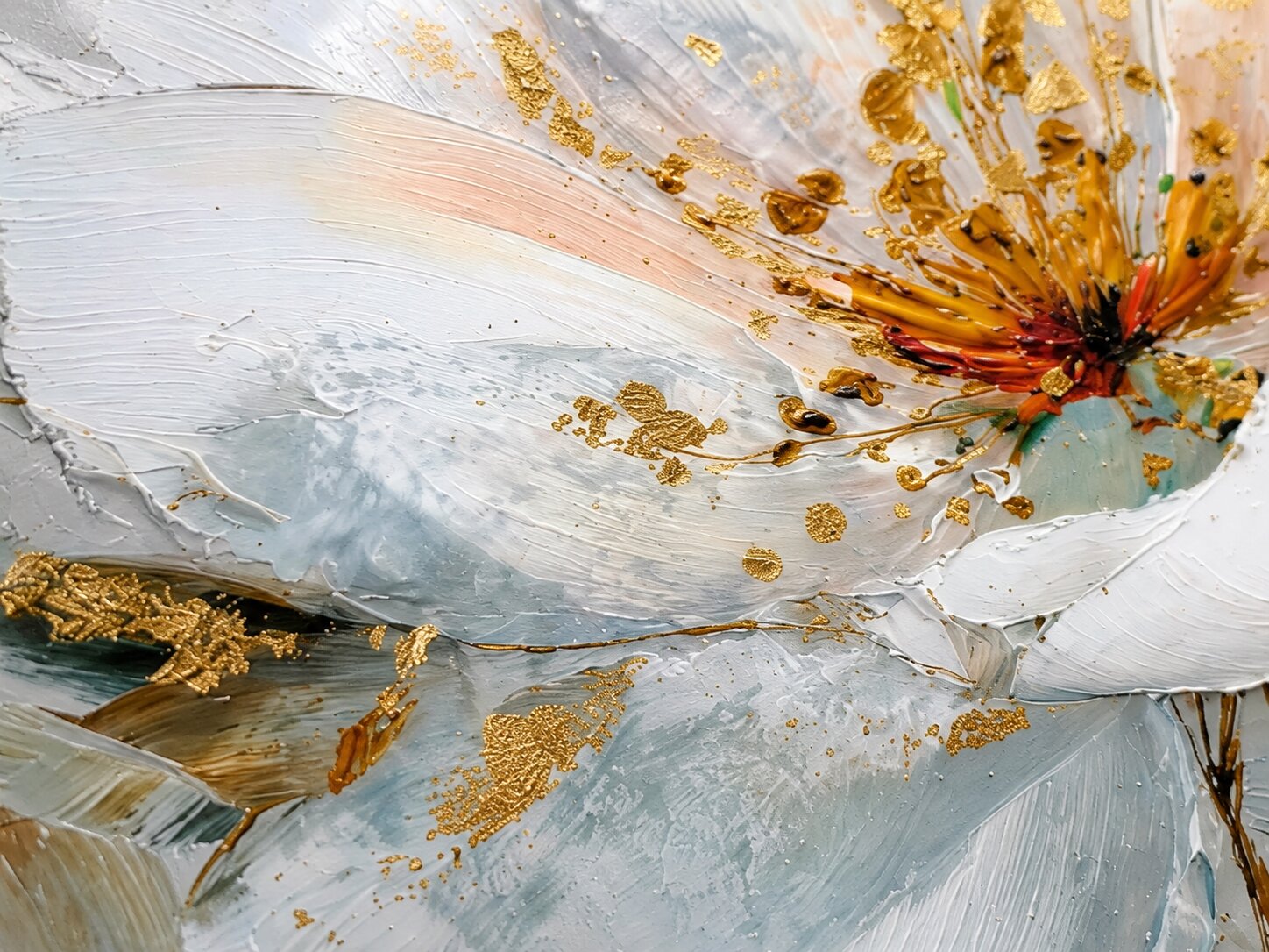 Artistă talentată în atelierul său, aplicând cu migală ultimele tușe de culoare pe un tablou canvas cu motiv floral, creând o operă de artă unică și plină de emoție.