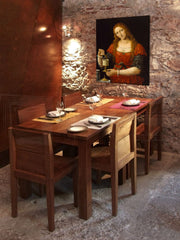 Vintage tablou pe pânză cu motivul REPRODUKCIA – Leonardo da Vinci, hartă în auriu-roșu nuanțe agățat în interiorul sufragerie, atmosferă festivă – interior