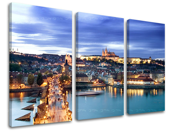 Clasic tablou pe pânză cu motivul PRAHA, arhitectură, hartă în alb-albastru nuanțe, atmosferă romantică, viață urbană, execuție cu trei panouri – principală