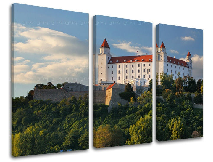 Clasic tablou pe pânză cu motivul SLOVACIA, castel, copaci, cer, nori în alb-albastru nuanțe, atmosferă liniștită, natură, execuție cu trei panouri – principală