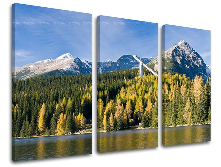 Clasic tablou pe pânză cu motivul SLOVACIA, munți, pădure, lac, arhitectură în alb-albastru nuanțe, atmosferă liniștită, natură, execuție cu trei panouri – principală
