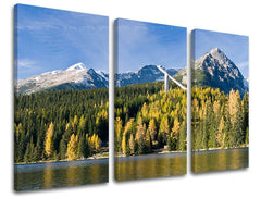 Clasic tablou pe pânză cu motivul SLOVACIA, munți, pădure, lac, arhitectură în alb-albastru nuanțe, atmosferă liniștită, natură, execuție cu trei panouri – principală