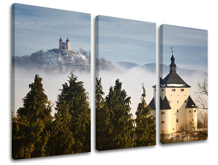 Clasic tablou pe pânză cu motivul SLOVACIA, biserică, castel, zăpadă, ceață în alb-albastru nuanțe, atmosferă liniștită, natură, execuție cu trei panouri – principală
