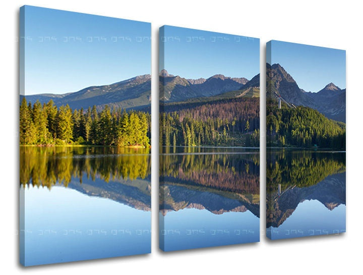 Clasic tablou pe pânză cu motivul SLOVACIA, munți, lac, pădure, copaci în albastru-verde nuanțe, atmosferă liniștită, natură și sălbăticie, execuție cu trei panouri – principală