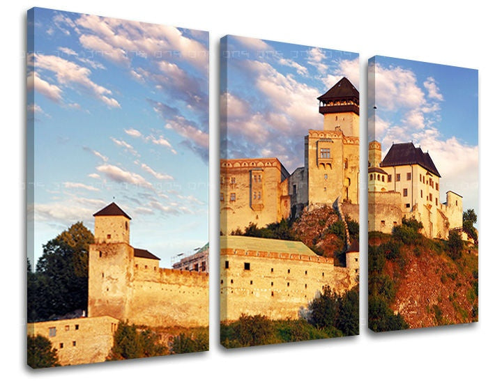 Clasic tablou pe pânză cu motivul SLOVACIA, castel, cer, arhitectură, motiv pentru copii în bej-albastru nuanțe, atmosferă liniștită, execuție cu trei panouri – principală