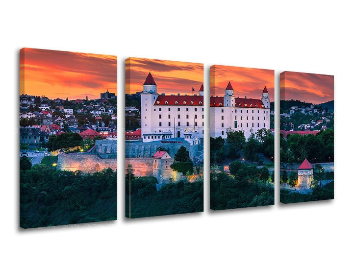 Pop art tablou pe pânză cu motivul SLOVACIA, castel, cer, copaci, arhitectură în alb-portocaliu nuanțe, atmosferă liniștită, execuție multi-panou – principală