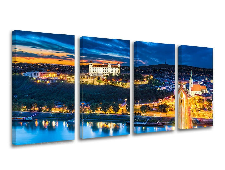 Clasic tablou pe pânză cu motivul SLOVACIA, castel, râu, biserică, apus de soare în albastru-portocaliu nuanțe, atmosferă liniștită, execuție multi-panou – principală
