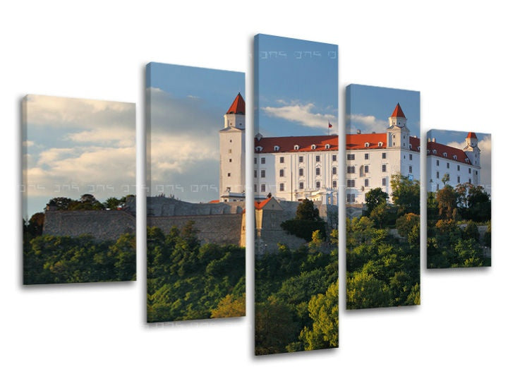 Clasic tablou pe pânză cu motivul SLOVACIA, castel, copaci, cer, nori în alb-albastru nuanțe, atmosferă liniștită, natură, execuție multi-panou – principală