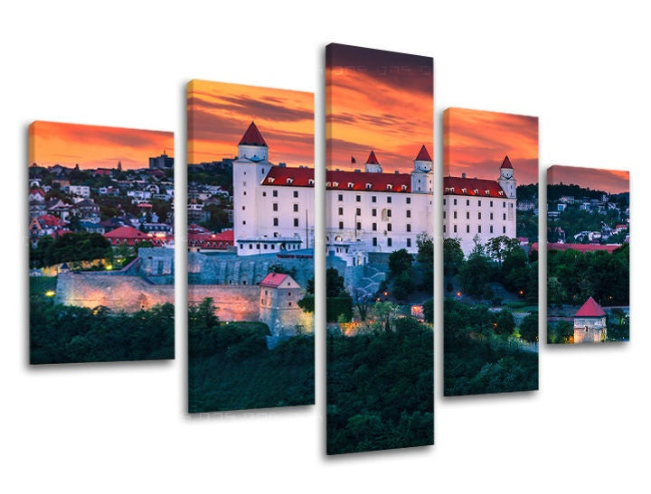 Clasic tablou pe pânză cu motivul SLOVACIA, castel, apus de soare, panorama orașului, copaci în alb nuanțe, atmosferă liniștită, execuție multi-panou – principală