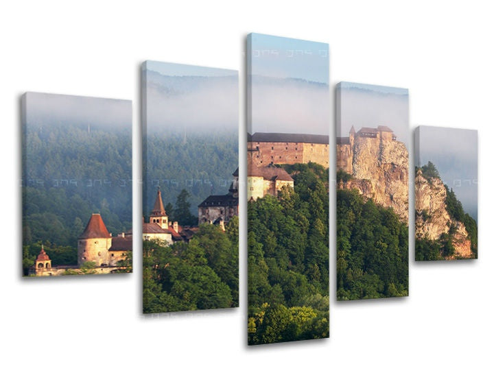 Clasic tablou pe pânză cu motivul SLOVACIA, castel, pădure, ceață ușoară, arhitectură în gri-verde nuanțe, atmosferă liniștită, natură, execuție multi-panou – principală