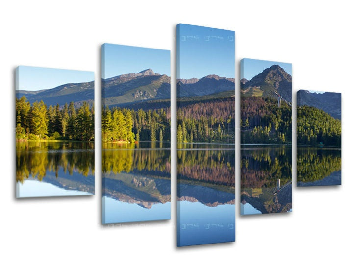 Clasic tablou pe pânză cu motivul SLOVACIA, munți, lac, pădure, copaci în albastru-verde nuanțe, atmosferă liniștită, natură și sălbăticie, execuție multi-panou – principală