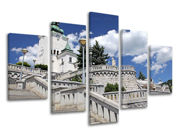 Clasic tablou pe pânză cu motivul SLOVACIA, biserică, cer, nori, arhitectură în alb-verde nuanțe, atmosferă liniștită, execuție multi-panou – principală