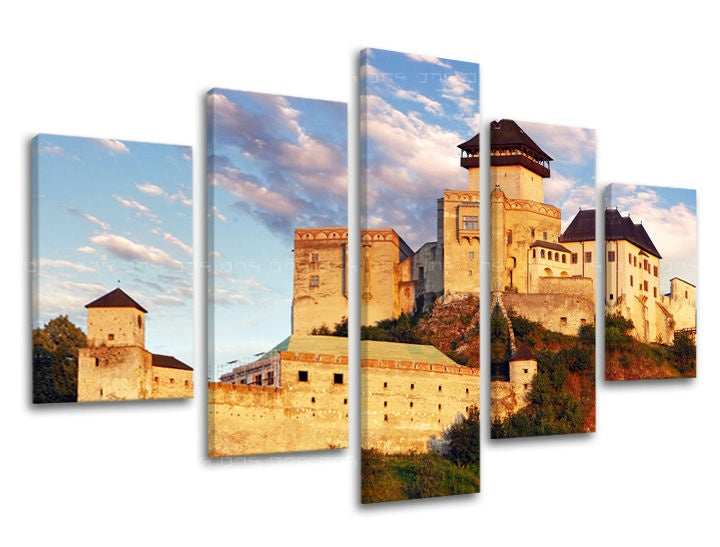 O previzualizare detaliată a compoziției, evidențiind arhitectura impunătoare a Castelului Trenčín pe fundalul unui cer senin, Papilora.
