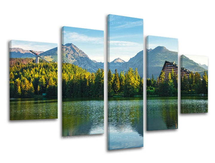 Industrial tablou pe pânză cu motivul SLOVACIA, munți, lac, pădure, arhitectură în albastru-verde nuanțe, atmosferă liniștită, execuție multi-panou – principală