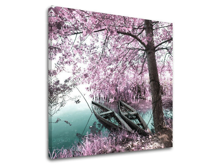 În stil boho tablou pe pânză cu motivul copaci, peisaj, flori, natură în roz nuanțe, atmosferă liniștită, natură și singurătate, potrivit pentru dormitor – principală