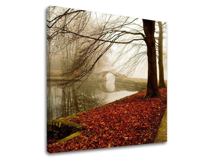 Clasic tablou pe pânză cu motivul râu, copaci, ceață ușoară, arhitectură, peisaj în maro-portocaliu nuanțe, atmosferă liniștită, potrivit pentru hol – principală