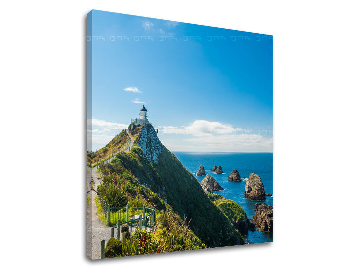 În stil boho tablou pe pânză cu motivul KRAJINA, far, ocean, cer, mare și plajă în alb-albastru nuanțe, atmosferă liniștită, potrivit pentru birou – produs