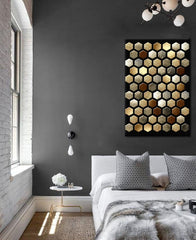 În stil scandinav tablou pe pânză cu motivul Dimension in Dimension, natură în argintiu-auriu nuanțe agățat în interiorul dormitor, eleganță – interior