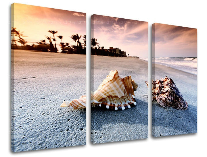 În stil boho tablou pe pânză cu motivul PLAJĂ, ocean, palmieri, apus de soare, mare și plajă în albastru nuanțe, atmosferă liniștită, natură, execuție cu trei panouri – principală