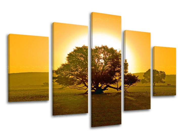 Clasic tablou pe pânză cu motivul copac, apus de soare, câmp, cer, natură în portocaliu-auriu nuanțe, atmosferă liniștită, natură și singurătate – principală