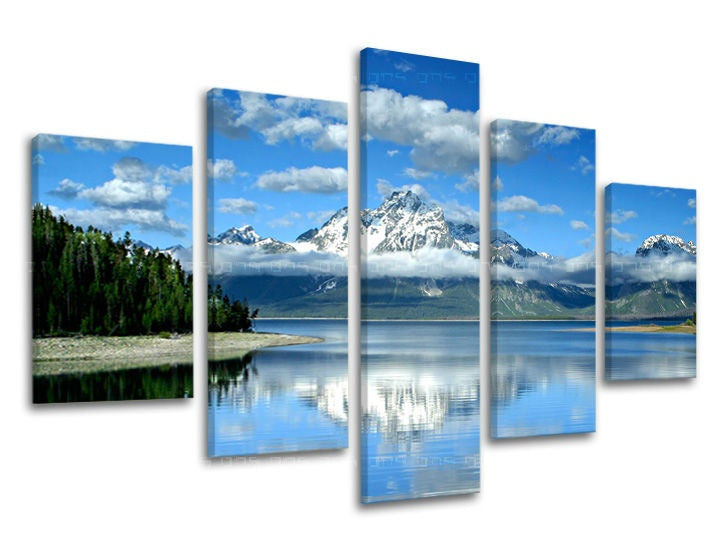 Clasic tablou pe pânză cu motivul munți, lac, nori, peisaj, natură în alb-albastru nuanțe, atmosferă liniștită, natură și sălbăticie, execuție multi-panou – principală