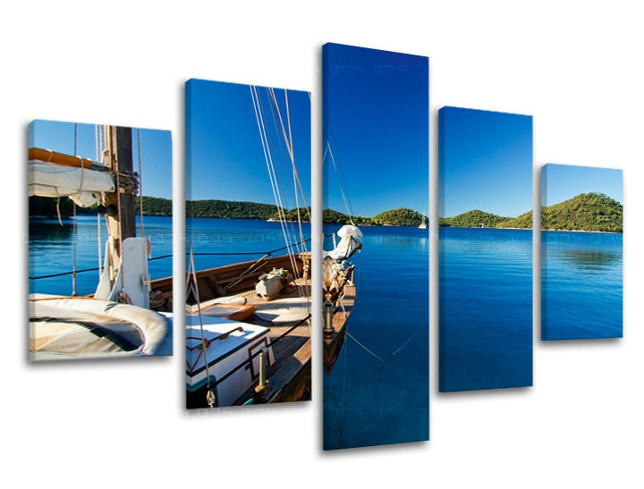 În stil boho tablou cu motivul PLAJĂ, barcă cu pânze, ocean în alb-maro nuanțe | Tablou de perete PLAJĂ, aventură – previzualizare