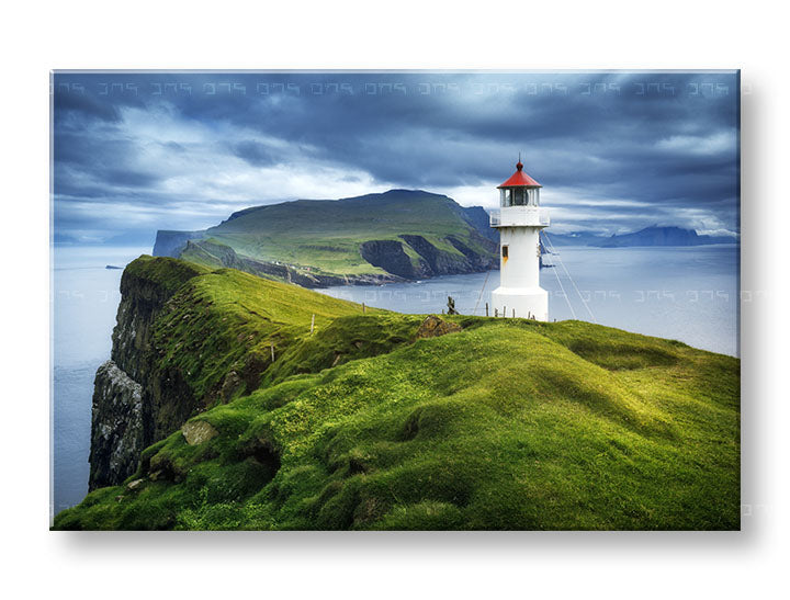 Clasic tablou pe pânză cu motivul PAJIȘTE, far, ocean, munți, nori în albastru-gri nuanțe, atmosferă dramatică, natură și singurătate, potrivit pentru birou – principală