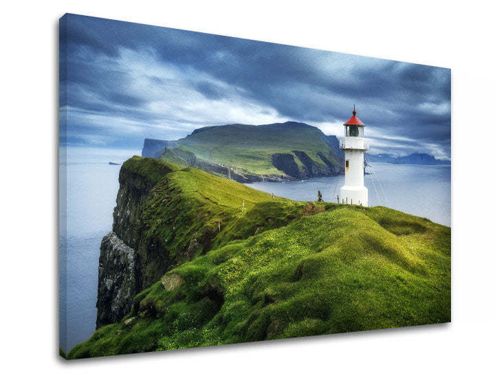 Clasic tablou pe pânză cu motivul PAJIȘTE, far, ocean, munți, nori în albastru-gri nuanțe, atmosferă dramatică, natură și singurătate, potrivit pentru birou – produs