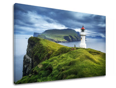 Clasic tablou pe pânză cu motivul PAJIȘTE, far, ocean, munți, nori în albastru-gri nuanțe, atmosferă dramatică, natură și singurătate, potrivit pentru birou – produs