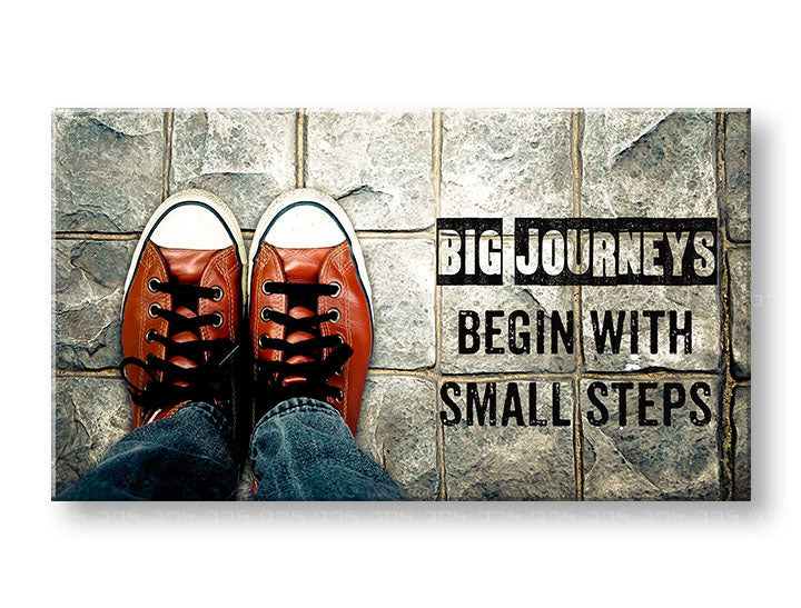 Modern tablou pe pânză cu motivul Big journeys begin, citat motivațional, motiv sportiv în alb-gri nuanțe, potrivit pentru birou | Motivațional tablou de perete Big journeys begin – principală
