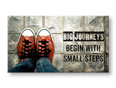 Modern tablou pe pânză cu motivul Big journeys begin, citat motivațional, motiv sportiv în alb-gri nuanțe, potrivit pentru birou | Motivațional tablou de perete Big journeys begin – principală