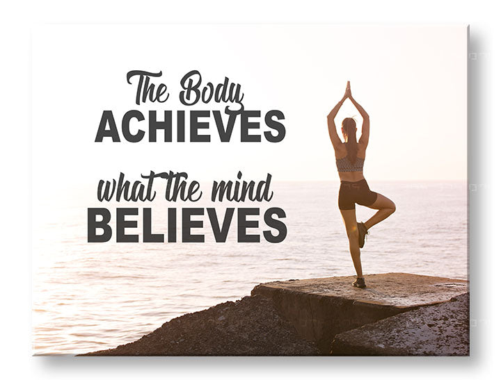 Modern tablou pe pânză cu motivul The body achieves, ocean, citat motivațional în negru nuanțe, atmosferă liniștită, pace interioară | Motivațional tablou de perete The body achieves_001 – principală