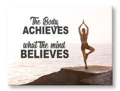 Modern tablou pe pânză cu motivul The body achieves, ocean, citat motivațional în negru nuanțe, atmosferă liniștită, pace interioară | Motivațional tablou de perete The body achieves_001 – principală