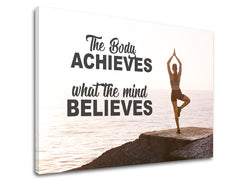 Modern tablou pe pânză cu motivul The body achieves, ocean, citat motivațional în negru nuanțe, atmosferă liniștită, pace interioară | Motivațional tablou de perete The body achieves_001 – produs